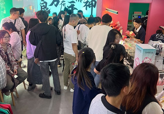 龙的良方茶郑州油化厂店内火爆场景006